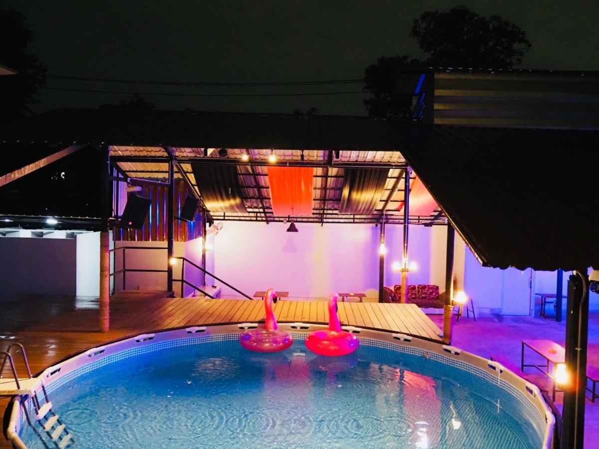 Wild Ones Hostel Bangkok Exterior photo