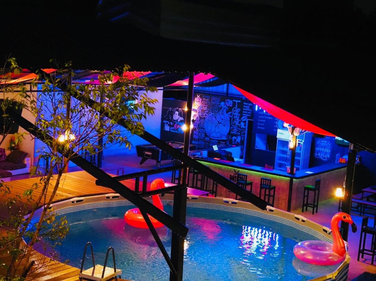 Wild Ones Hostel Bangkok Exterior photo