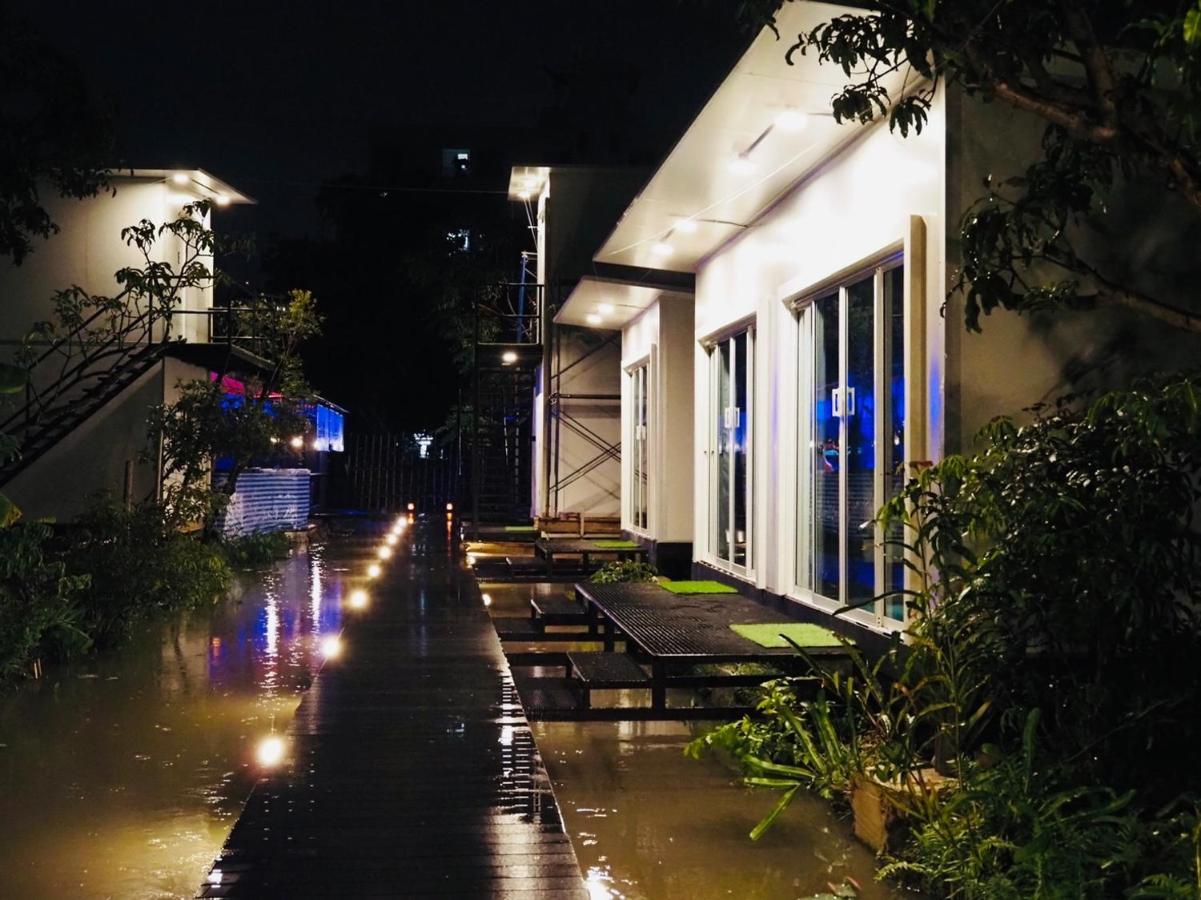 Wild Ones Hostel Bangkok Exterior photo
